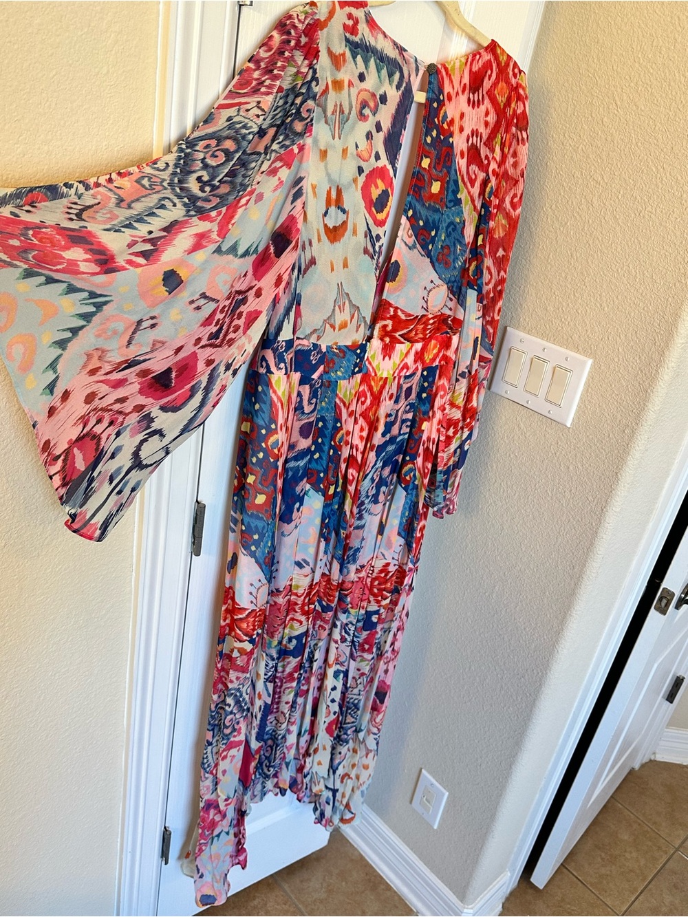 FARM Rio Multicolor Abstract V-Neck Maxi Dress - Red, Blue, Pink - Picture 7 of 8